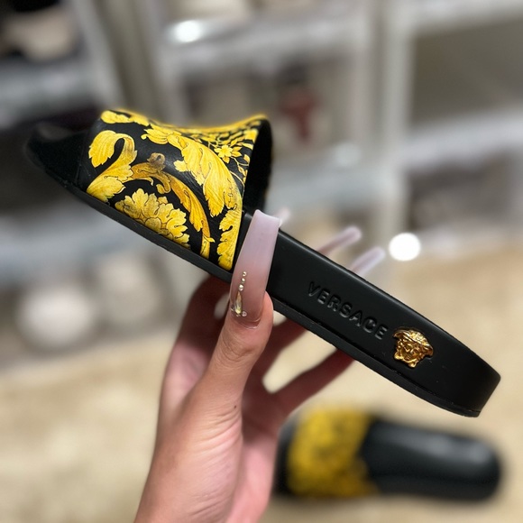 Versace Women’s Baroque Print Pool Slides - Picture 2 of 3